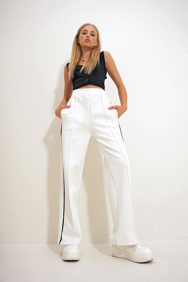 Trend Alaçatı Stili-Weiße Retrohose - Seitenstreifen, Grasgrün, Doppeltasche ALC-X12493 1