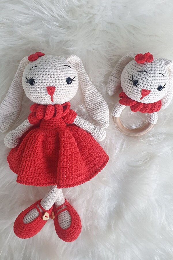 kelebeginruyasihobievi Amigurumi Organik Kırmızı Elbiseli Uyku Arkadaşı Tavşan ve Çıngırak