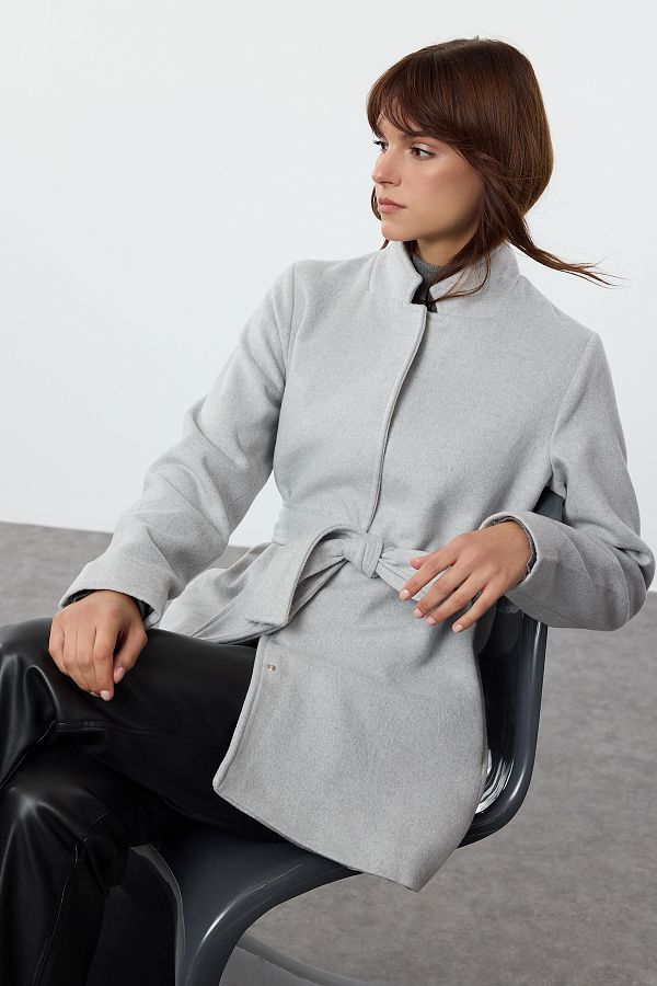 Trendyol Collection-Wełniany szary krótki płaszcz z kaszmiru z paskiem - Twoaw21Kb0032 1