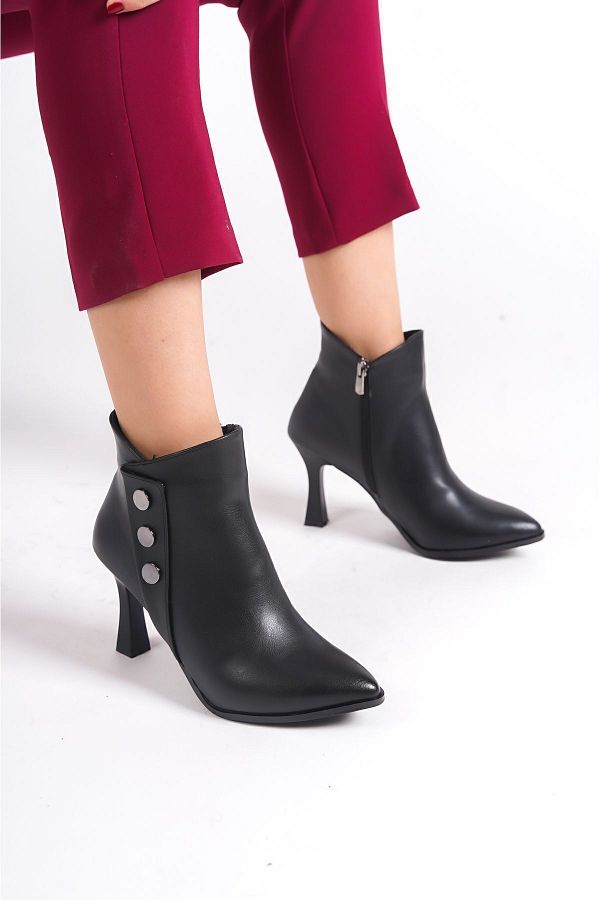 Shiny pointy boots top