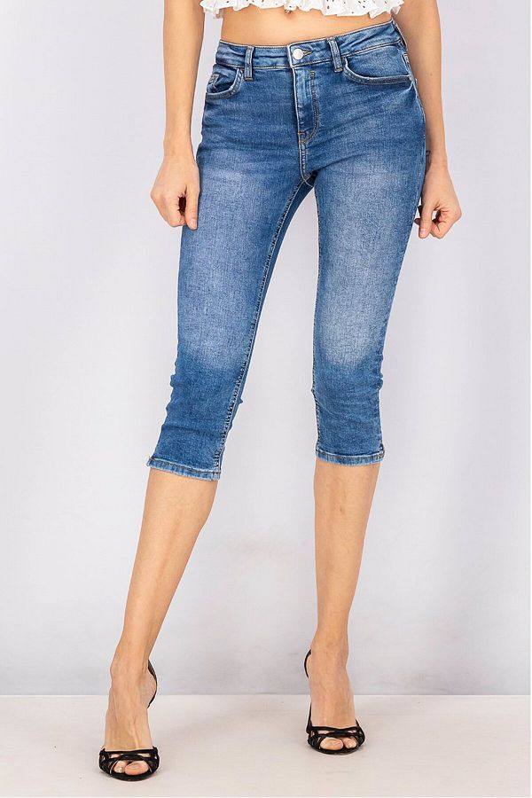 Dark wash capri jeans store