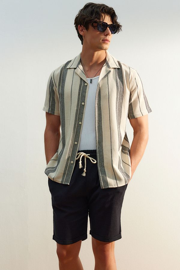 Trendyol Collection-Limitovaná edice černé letní košile s pruhy - Regular Fit TMNSS23GO00060 1