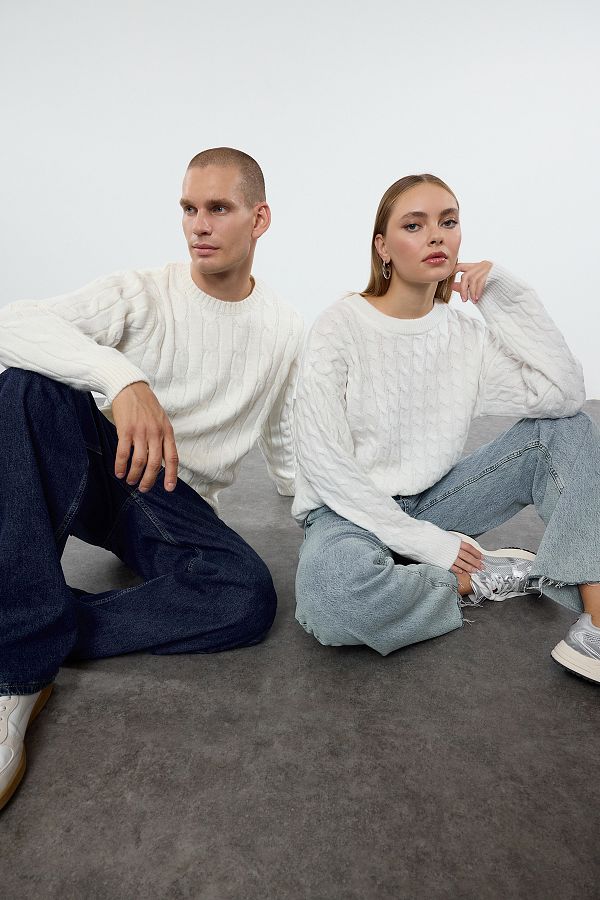 Trendyol Collection-Ecru Unisex Sweter z dzianiny z okrągłym dekoltem i wzorem włosów - Tmnaw25Kz00005 1