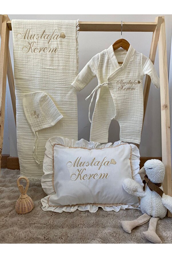 VolleM İsimli Nakışlı Müslin 4'Lü Hastane Çıkış Seti ( İsme Özel Müslin Battaniye,İsme Özel yastık Kılıfı )