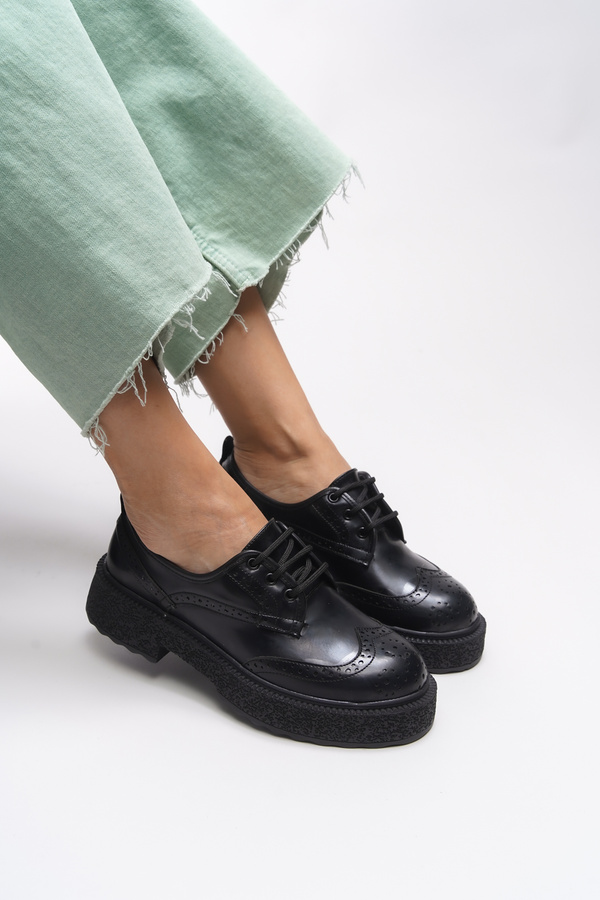 Riccon-Damen-Loafer aus schwarzem Lackleder – Matte Schnürung 1