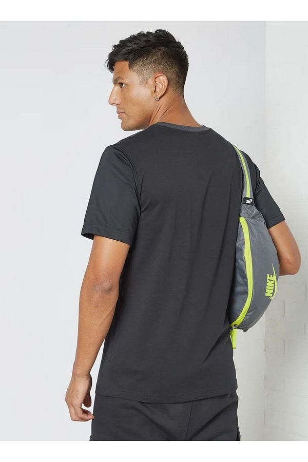 Nike t shirt olive 2025