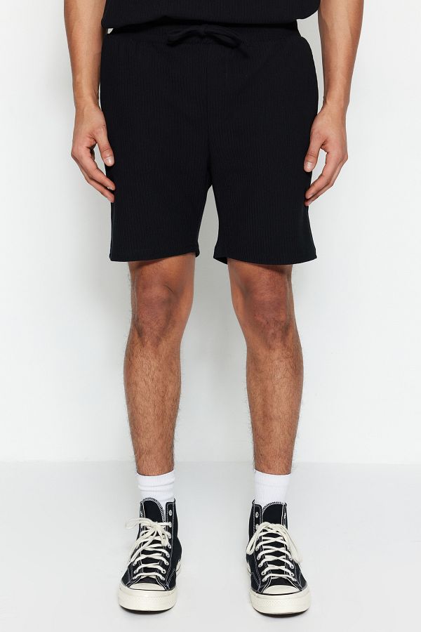 Trendyol Collection-Schwarze Ottoman-Shorts mit normalem Schnitt, knitterfrei, zum Schnüren, mittlere Größe TMNSS23SR00039 1