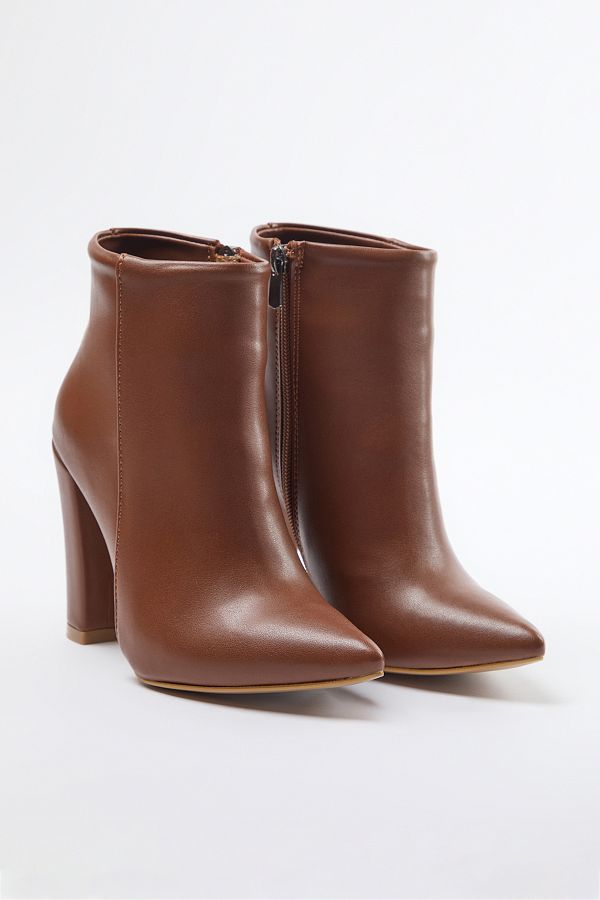 TRENDYOL SHOES-حذاء نسائي ذو كعب سميك ومقدمة مدببة باللون البني مع تفاصيل سحاب TAKAW25BO00006 1