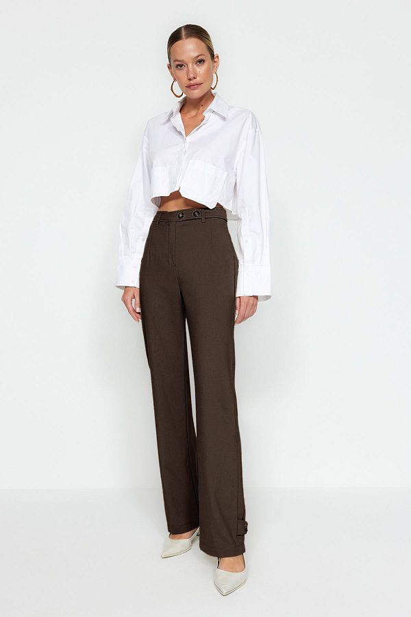 Trendyol Collection-Braune, gerade geschnittene, gewebte Hose mit Gürtel – TWOAW24PL00236 1