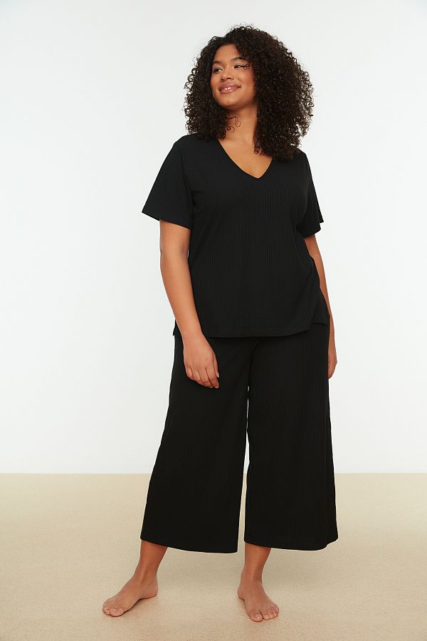 Trendyol Curve-Schwarzes Capri-Strick-Pyjama-Set mit V-Ausschnitt - TBBSS22PT0237 1