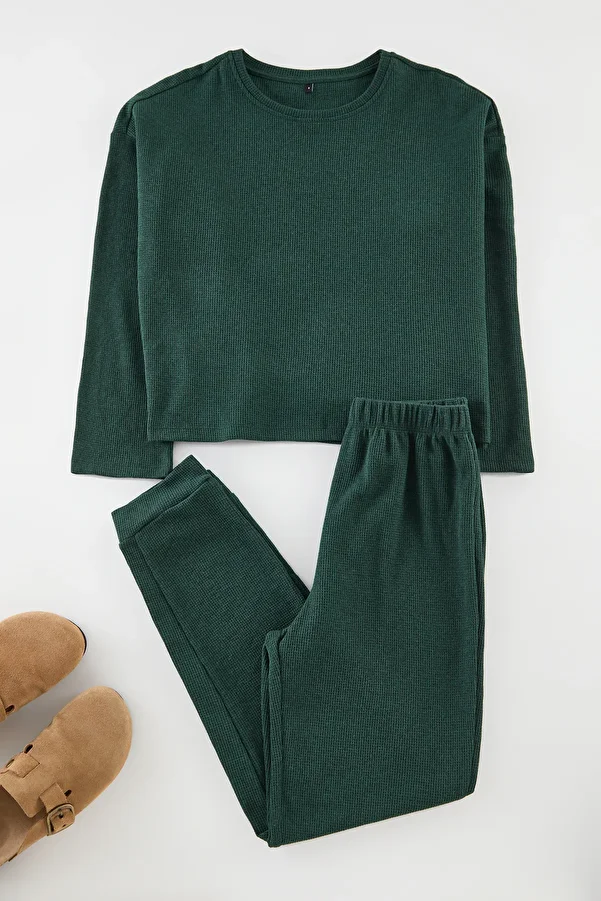 Trendyol Collection-Dunkelgrünes gestricktes Pyjama-Set aus Waffelstoff THMAW23PT00021 1