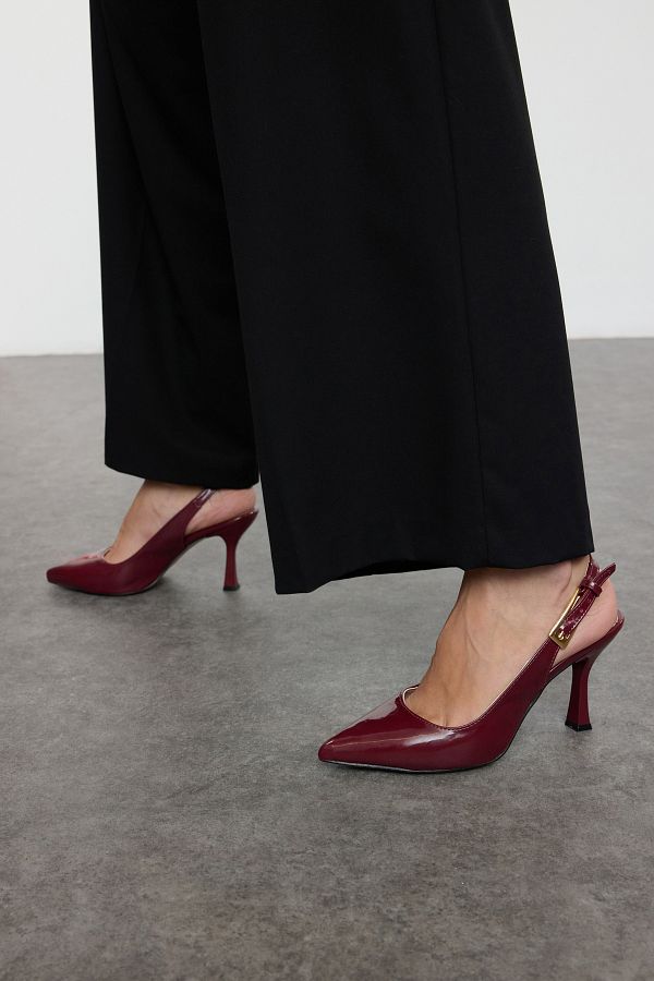 TRENDYOL SHOES-Burgunderrote Damenschuhe mit spitzer Zehenpartie und dünnem Absatz – goldene Schnalle, offener Rücken 1