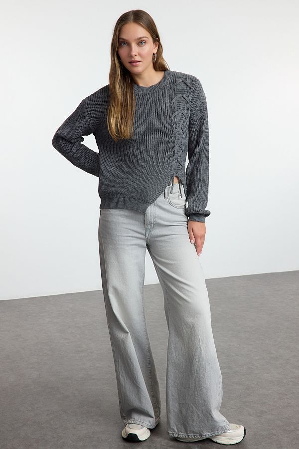 Trendyol Collection-Pulover din tricotaj antracit cu gât crew - Detaliu cu șireturi și fante TWOAW25KZ00350 1