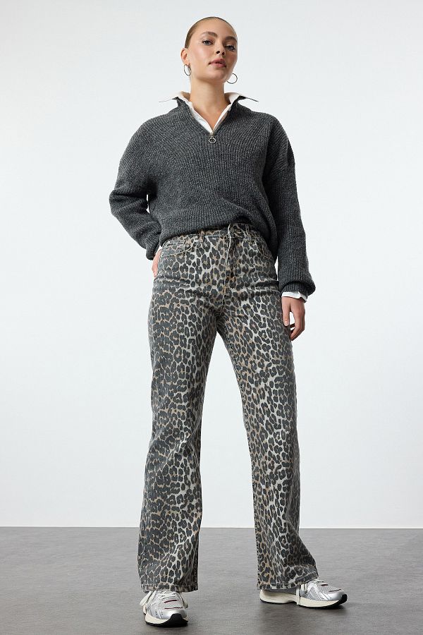 Trendyol Collection-Braune, gerade Jeans mit hoher Taille und mehrfarbigem Leopardenmuster TWOAW25JE00309 1