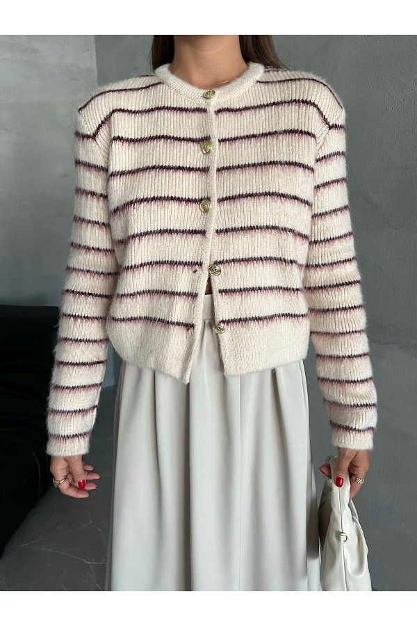 Laluvia-Vanille-Burgunder Strickjacke mit Rundhalsausschnitt, gestreiftem und pelzigem Goldknopf 231096 1
