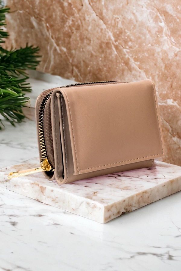 Women's wallet with snap coin purse top