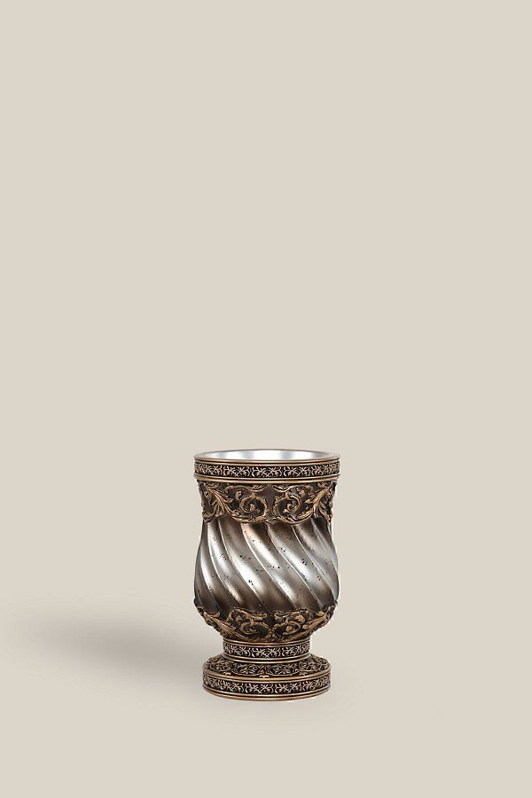 İrya-Metallic Queen Toothbrush Holder 1