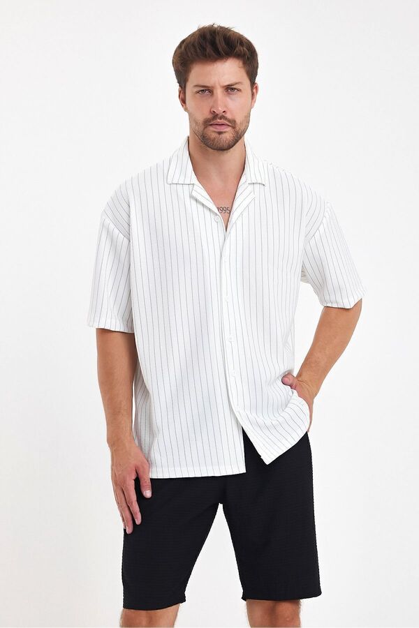 Erkek Beyaz Oversize Fit Kısa Kollu Rahat Kesim İnce Çizgili Apaş Yaka Dokulu Yazlık Gömlek