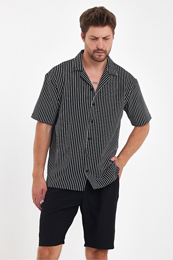 Erkek Siyah Oversize Fit Kısa Kollu Rahat Kesim Çizgili Apaş Yaka Dokulu Yazlık Gömlek