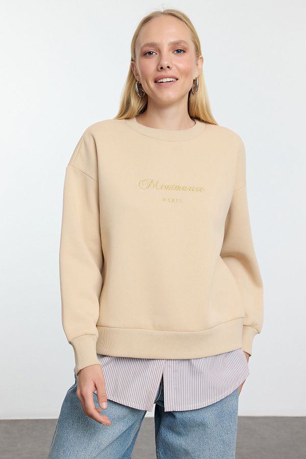 Trendyol Collection-Beigefarbener Slogan-Aufdruck - Sweatshirt mit bequemer Passform und Popeline-Detail Twoaw25sw00027 1