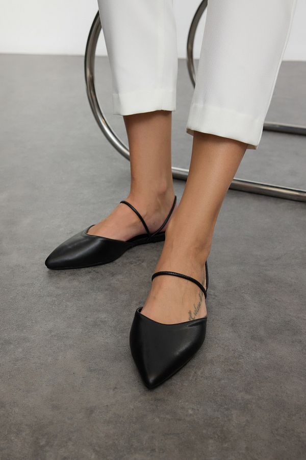 TRENDYOL SHOES-Schwarze Damen-Ballerinas mit offenem Rücken, spitzer Zehenpartie und kurzem Absatz 
 TAKAW25BE00001 1