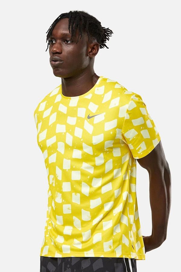 Nike Nike Dri Fit Miler Men s Running T Shirt Yellow Yellow Reflective Trendyol