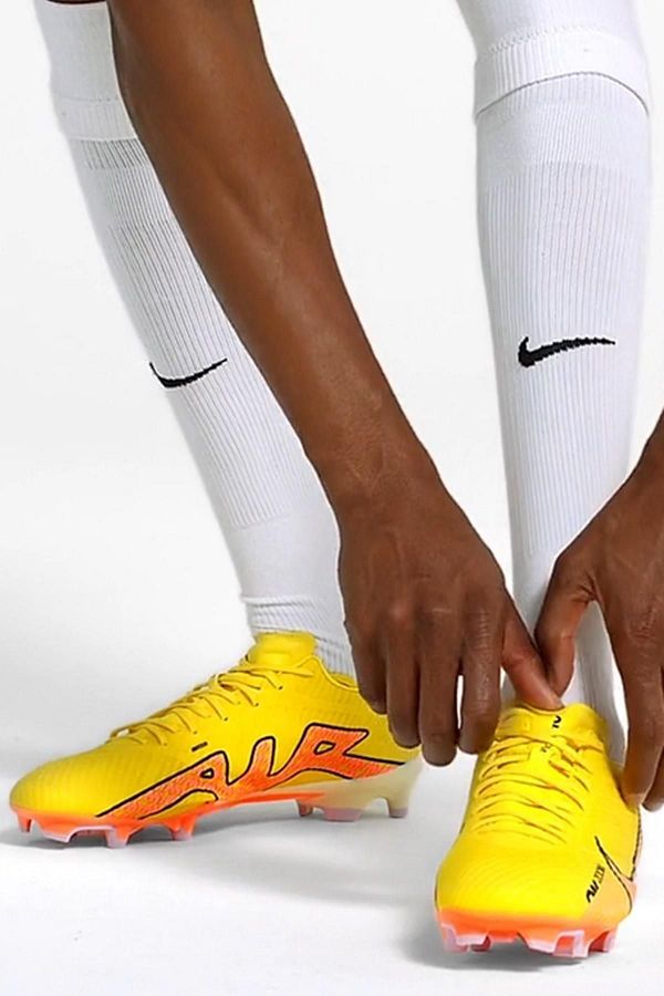 Yellow nike soccer cleats discount
