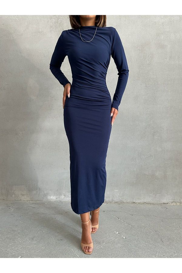 BEJNA-Marineblaues, langes Damenkleid mit drapierten Details 1