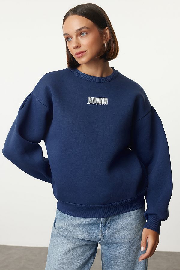 Trendyol Collection-Fleece-Sweatshirt mit Ballonärmeln in Indigoblau – Minimaler Druck, dicke Innenseite TWOAW22sw1864 1