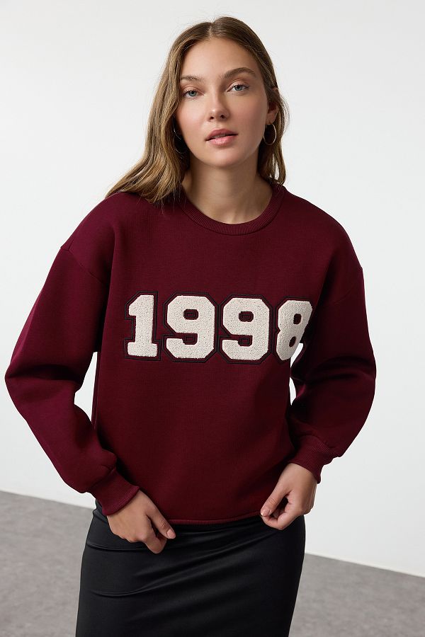 Trendyol Collection-Burgunderrotes Fleece-Sweatshirt mit besticktem Slogan – regulärer Schnitt, Twoaw25sw00012 1