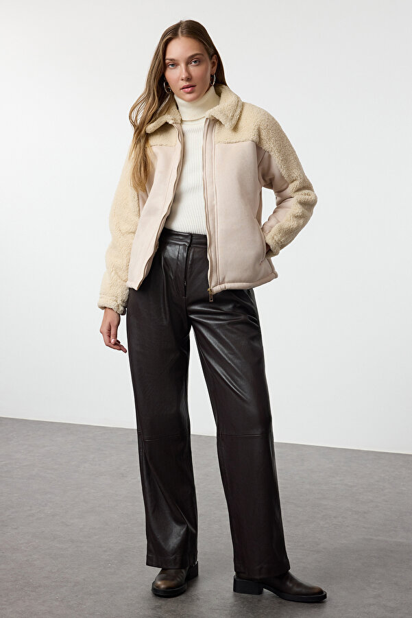 Trendyol Collection Ecrufarbene Wildlederjacke mit Plüschdetail