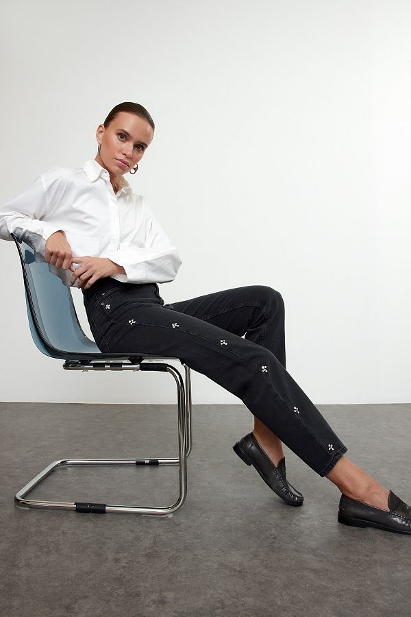Trendyol Collection-Schwarze, juwelenbesetzte Mom-Jeans mit hoher Taille TWOAW25JE00255 1