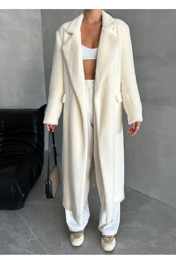 Laluvia Weicher langer Teddy-Mantel in Ecru – mit Gürtel, Modell