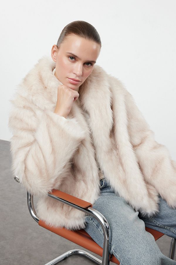 Trendyol Collection Ecru Short Fur Coat - Regular Fit Trendyol Collection Ecru Short Fur Coat - Regular Fit