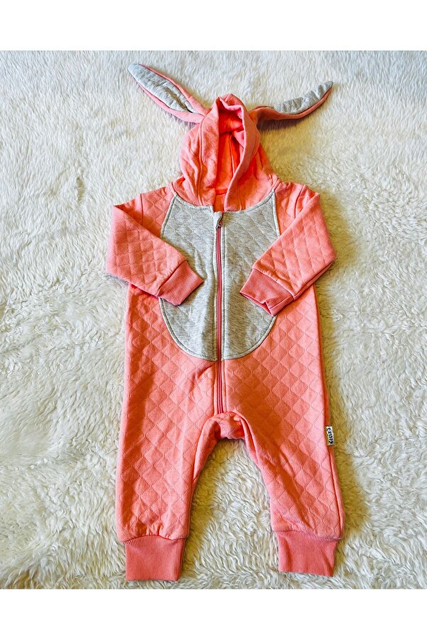 anne dokunuşu gibi KUZUM BEBE Ponponlu Kulaklı Fermuarlı Kız Bebek Pamuk Kumaş Tulum