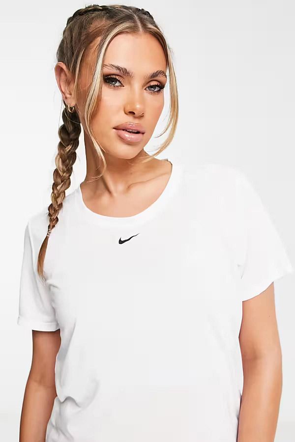 Nike t shirt athletic cut top