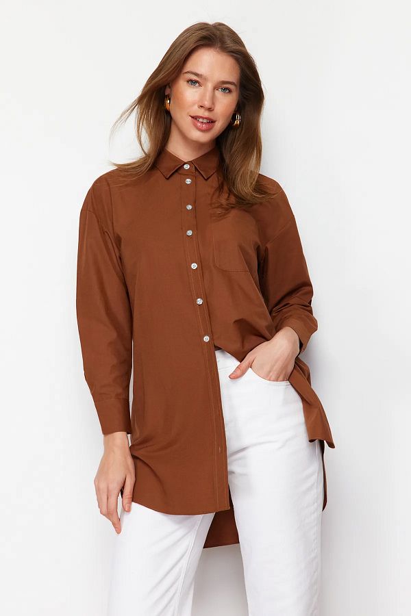 Trendyol Modest-Tmavohnedá tkaná košeľa s vreckom a detailom rozparku TCTAW22UK0080 1