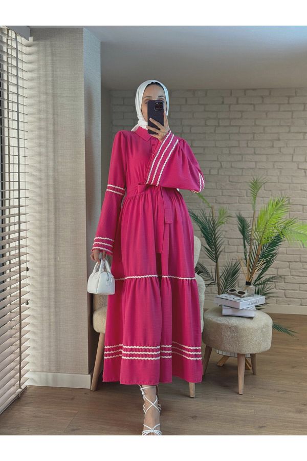 Modamorfo-Gesticktes, fragmentiertes Kleid mit Ärmeln und Saum – Fuchsia 1
