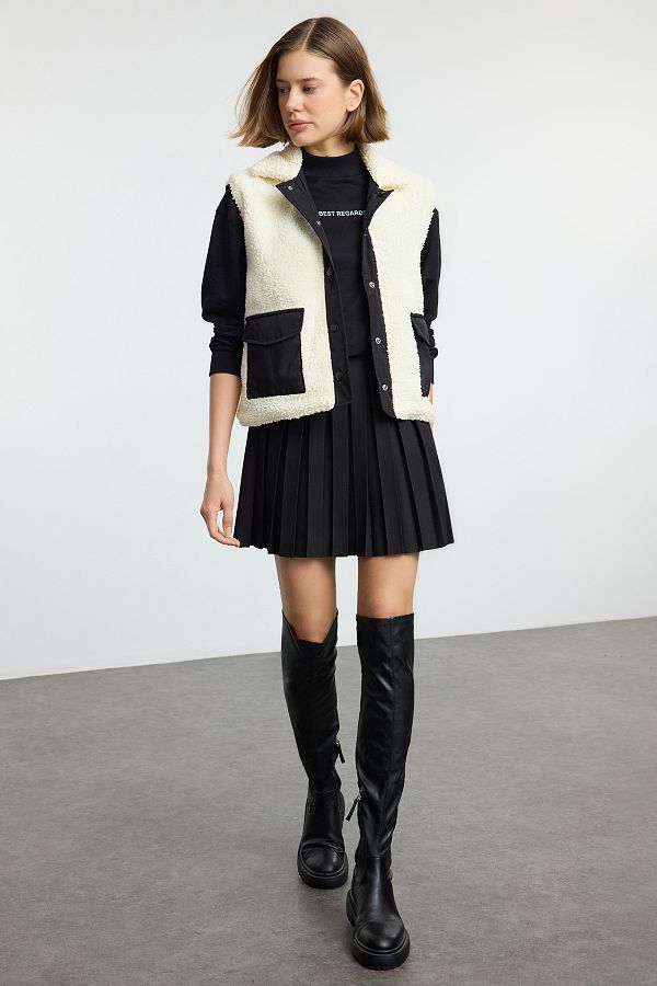 Trendyol Collection-Ecru Regular Fit Pluszowa kamizelka z kieszeniami dwustronnymi Twoaw25Ye00036 1