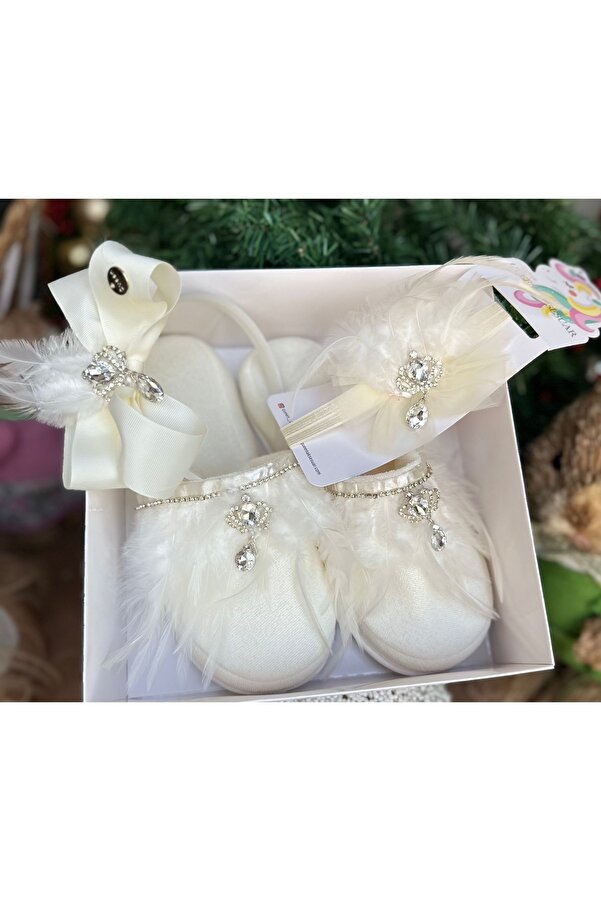 QUEEN AKSESUAR taşlı anne bebek bandana broşlu tüylü gelin doğum lohusa taç terlik seti kadın tacı terliği beyaz