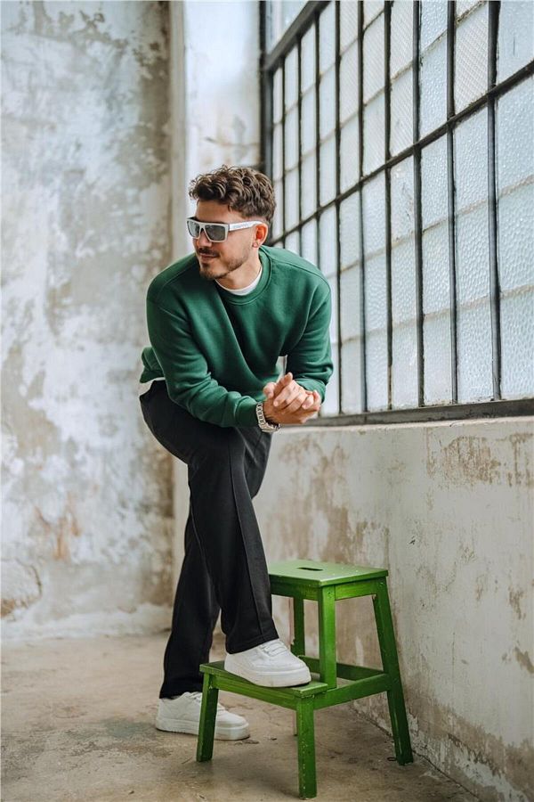 Green sweatshirt outfit 2025