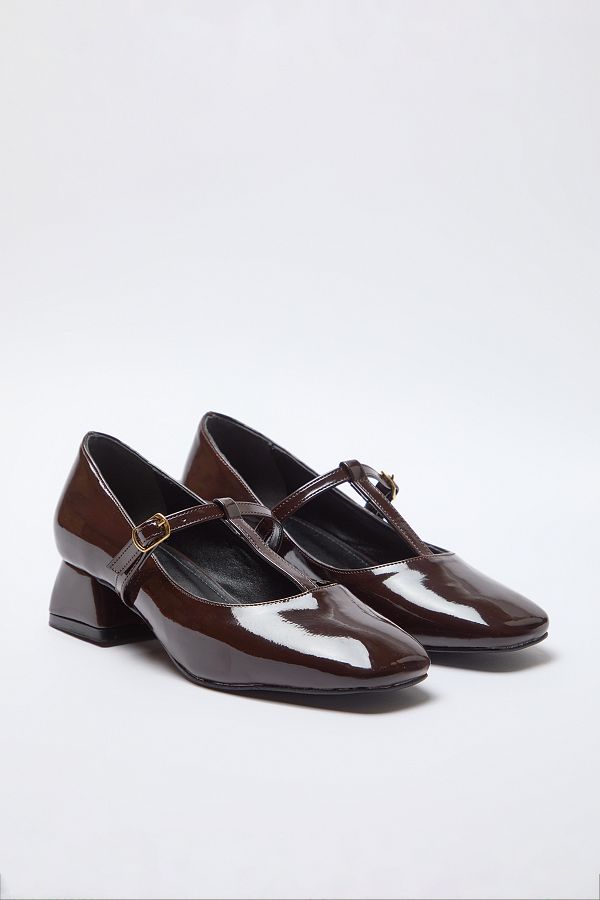 TRENDYOL SHOES-Brązowe damskie lakierowane skórzane buty typu Mary Jane na obcasie typu Block z paskiem w kształcie litery T Takaw25To00035 1