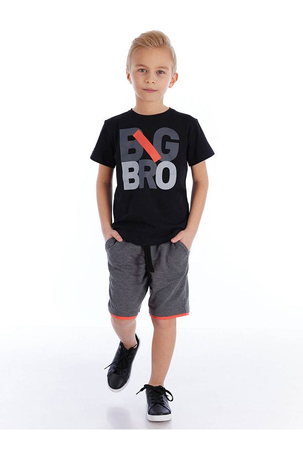 Big shirt and shorts outfit discount
