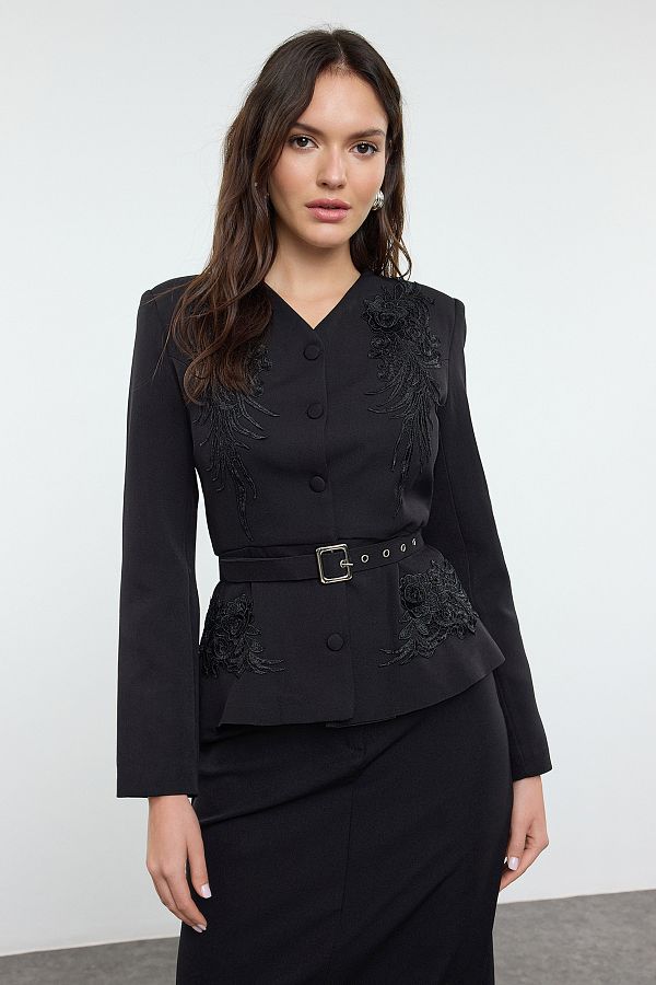 Trendyol Modest-Czarna, haftowana, tkana kurtka z paskiem Tctaw25Ck00004 1