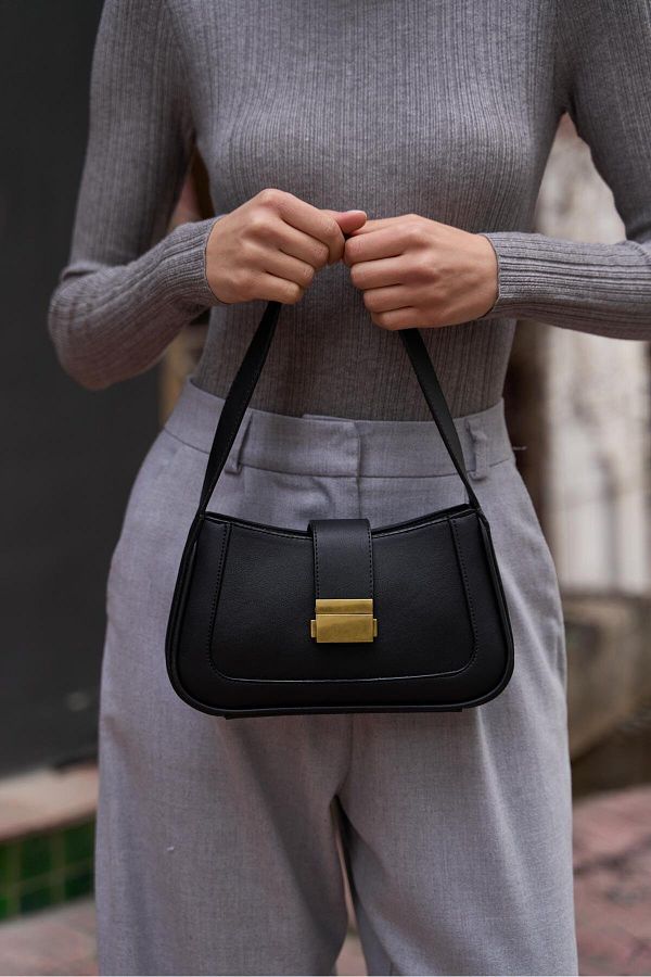 Short strap shoulder bag shop
