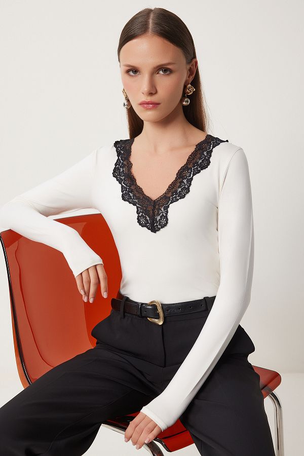 Happiness İstanbul-Ecrufarbener Damen-Body mit V-Ausschnitt und Spitze, gestrickt, mit Druckknöpfen, CV00037 1