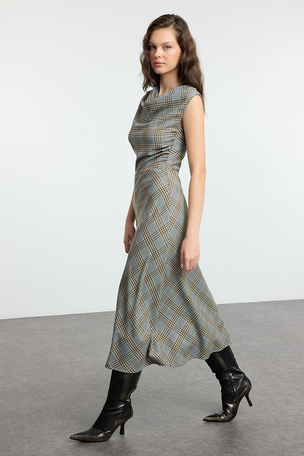 Trendyol Collection-Šedý kostkovaný límec A-Line Degaje Flanelová látka Midi Zimní tkané šaty Twoaw25El00250 1