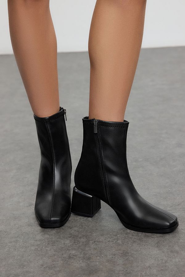 TRENDYOL SHOES-Γυναικείες μαύρες μπότες με τακούνι με μεταλλικά αξεσουάρ - φερμουάρ TAKAW25BO00009 1