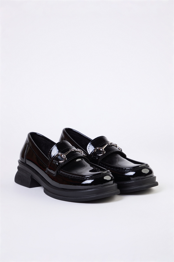 TRENDYOL SHOES-Dámska mokasínová obuv TAKAW25LA00000 s čiernou prackou z lakovanej kože s hrubou podrážkou 1