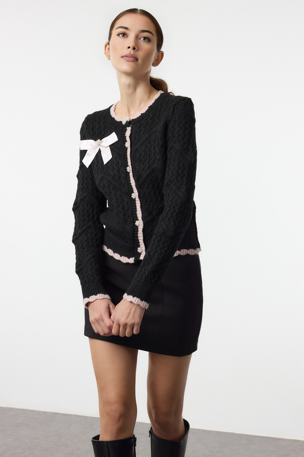 Trendyol Collection-Schwarzer, mit Perlen bestickter Strick-Cardigan mit Schleifendetail TWOAW25HI00247 1